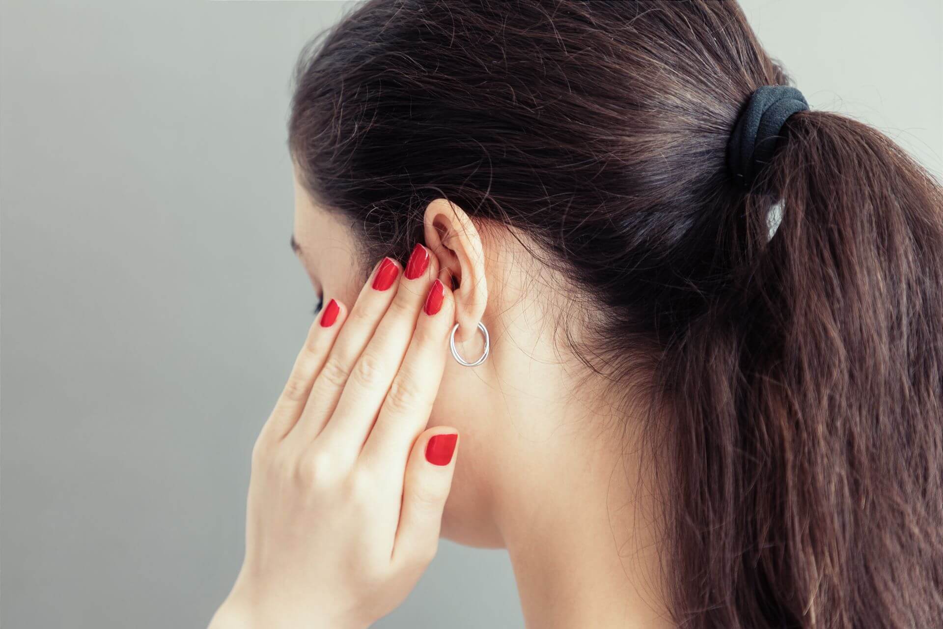 woman with pain in ear